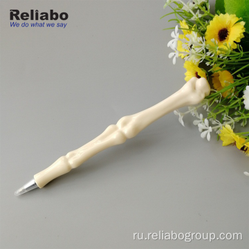 Забавная пластиковая шариковая ручка в форме кости на заводе